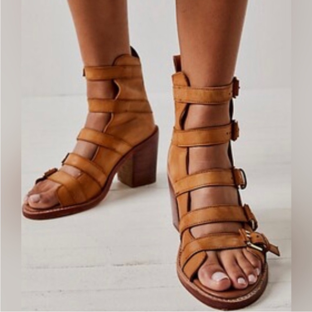NIB Free People buckle up baby tan block heel gladiator sandals -US 9/EU 40
